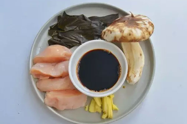 新鮮松茸雞肉海帶燜飯?jiān)趺醋龊贸? src=