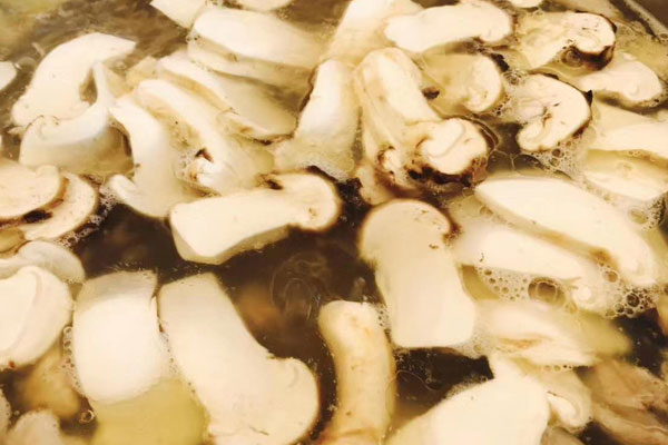 松茸骨頭湯好喝的竅門(mén)，生吃松茸會(huì)拉肚子嗎