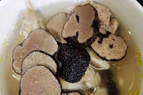 身體虛弱的人可以吃松露燉茯苓雞湯嗎 身體虛弱的人可以吃松露燉茯苓雞湯嗎