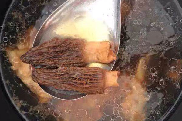 羊肚菌煲湯放什么食材 羊肚菌煲湯放什么食材
