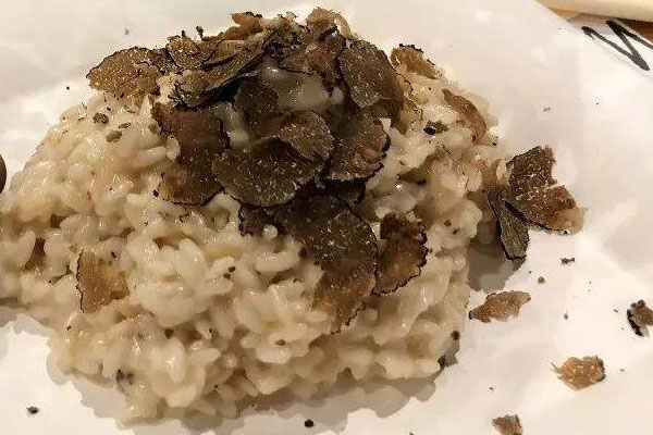 黑松露糯米飯?jiān)趺醋龊贸? /></div>
<h2>
一、黑松露糯米飯?jiān)趺醋龊贸?/h2>
<div>
食材準(zhǔn)備:糯米、新鮮黑松露、鹽</div>
<h3>
做法步驟:</h3>
<div>
1、糯米泡水里一晚上,是的,把它泡著,你就可以去睡覺了。</div>
<div>
</div>
<div>
2、新鮮黑松露洗干凈,然后切薄片;泡好的糯米里放入適量鹽調(diào)味,然后放入切片好的黑松露混合均勻,鍋里燒熱水,然后上蒸鍋,蒸10分鐘。<br />
<br />
<img alt= 黑松露糯米飯?jiān)趺醋龊贸? src=