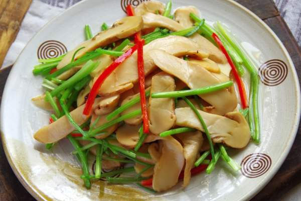 松茸炒香菜的做法，炒前需要焯水嗎