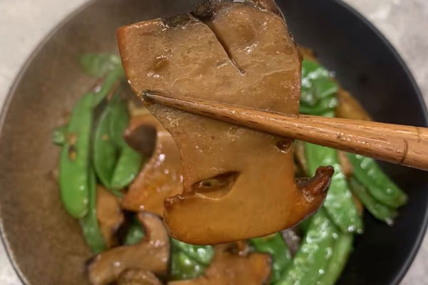 牛肝菌炒荷蘭豆怎么做好吃，用不用焯水