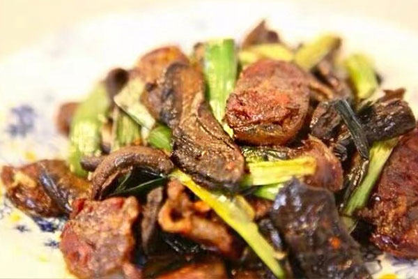 牛肝菌炒臘腸怎么做好吃，要先蒸熟嗎