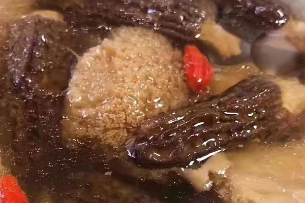 羊肚菌燉乳鴿的做法