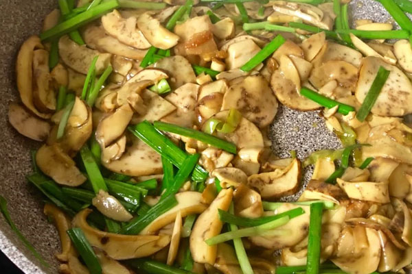 牛肝菌炒韭菜的營養(yǎng)價值與功效作用