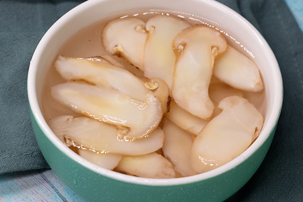 蒸松茸營養(yǎng)價值高嗎，松茸干片和速凍哪個營養(yǎng)價值高