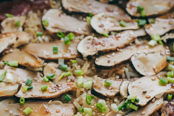 松茸煲仔飯?jiān)趺醋龊贸?，有哪些做法竅門