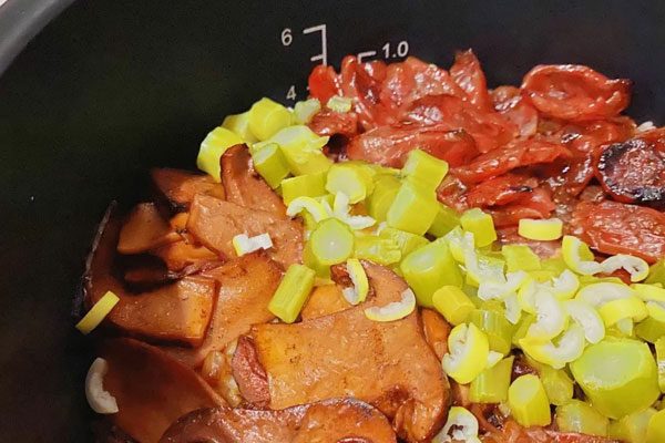 牛肝菌芥蘭臘腸飯?jiān)趺醋龊贸? /></div>
<h2>
一、牛肝菌芥蘭臘腸飯?jiān)趺醋龊贸?/h2>
<div>
食材準(zhǔn)備:新鮮牛肝菌、芥蘭、臘腸、米、洋蔥、生抽、老抽、蔥、香油、鹽</div>
<h3>
做法步驟:</h3>
<div>
1、新鮮牛肝菌用刀去掉泥腳,然后洗干凈,切片;洋蔥和芥蘭桿洗干凈,切??;蔥切碎;臘腸切片;</div>
<div>
</div>
<div>
2、平底鍋放入適量油,放入牛肝菌片,煎到完全熟透即可,然后撒上適量鹽調(diào)味,記住一定要煎熟,怕不熟,可以先上鍋蒸熟,再煎;</div>
<div>
</div>
<div>
3、用鍋內(nèi)剩下的油繼續(xù)煎臘腸,臘腸變色后放入洋蔥翻炒到變透,加入適量老抽、生抽攪拌均勻;</div>
<div>
</div>
<div>
4、開(kāi)始蒸飯,水量比平時(shí)蒸飯多一點(diǎn)即可,等到電飯鍋開(kāi)始冒熱氣時(shí),放入做好的臘腸、牛肝菌、芥蘭,再?gòu)念^開(kāi)始進(jìn)入煮飯模式,等到電飯鍋煮好后,加入適量香油攪拌均勻即可開(kāi)吃。<br />
<br />
<img alt= 牛肝菌芥蘭臘腸飯?jiān)趺醋龊贸? src=