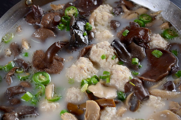 紅乳牛肝菌肉丸湯的做法，冷水下鍋還是沸水下鍋好