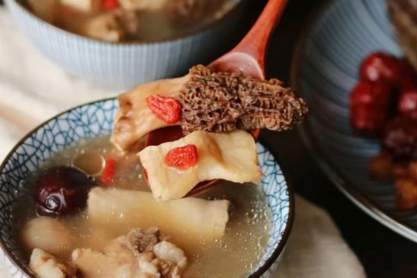 小孩吃羊肚菌會(huì)長(zhǎng)高嗎，羊肚菌加什么燉給小孩喝好