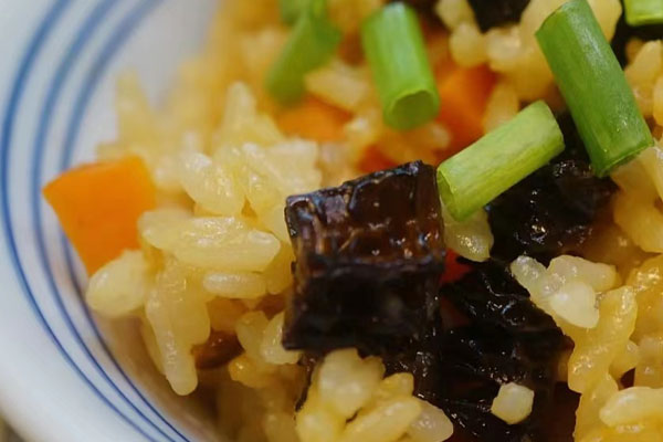 羊肚菌花菇臘腸燜飯?jiān)趺醋龊贸? /></div>
<h2>
一、羊肚菌花菇臘腸燜飯?jiān)趺醋龊贸?/h2>
<div>
食材準(zhǔn)備:新鮮羊肚菌、花菇、臘腸、米、蒜、姜、蔥、油、醬油、蠔油、胡蘿卜</div>
<h3>
做法步驟:</h3>
<div>
1、新鮮羊肚菌洗干凈,切碎;花菇用溫水泡軟,洗干凈,切碎;臘腸切成片;蒜、姜、蔥切碎;胡蘿卜去皮,切碎;</div>
<div>
</div>
<div>
2、熱鍋下油,加入姜蒜爆香,放入羊肚菌、花菇翻炒均勻,加入適量醬油、蠔油繼續(xù)翻炒2-3分鐘;</div>
<div>
</div>
<div>
3、米淘洗干凈,放入適量水,把羊肚菌、花菇、胡蘿卜放入鍋內(nèi),啟動(dòng)煮飯鍵,臨出鍋前的十分鐘放入臘腸,然后淋上醬油、香油,攪拌均勻,撒上蔥花即成。<br />
<br />
<img alt= 羊肚菌花菇臘腸燜飯?jiān)趺醋龊贸? src=