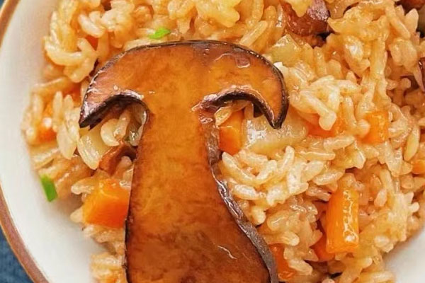 牛肝菌西葫蘆燜飯?jiān)趺醋龊贸? /></div>
<h2>
一、牛肝菌西葫蘆燜飯?jiān)趺醋龊贸?/h2>
<div>
食材準(zhǔn)備:新鮮牛肝菌、大米、橄欖油、玫瑰鹽、胡蘿卜、洋蔥、西葫蘆、蔥</div>
<h3>
做法步驟:</h3>
<div>
1、新鮮牛肝菌用刀去掉根部的泥土,洗干凈,一部分切厚薄均勻的片,一部分切小??;大米洗干凈,提前用水浸泡;胡蘿卜去皮切?。谎笫[、西葫蘆洗干凈,切??;</div>
<div>
</div>
<div>
2、鍋內(nèi)放入橄欖油燒熱,下入牛肝菌煎到流出汁水,裝出;剩下的油放入牛肝菌丁、胡蘿卜丁、洋蔥丁、西葫蘆丁翻炒均勻,轉(zhuǎn)移到大砂鍋中,加入大米、適量清水,中火煮到看不見水,轉(zhuǎn)小火,鋪上牛肝菌片,小火燜10分鐘,關(guān)火再燜10分鐘,撒上蔥花、玫瑰鹽,攪拌開來即成。<br />
<br />
<img alt= 牛肝菌西葫蘆燜飯?jiān)趺醋龊贸? src=