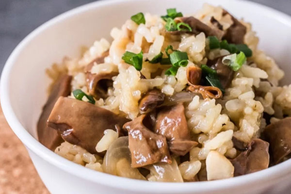牛肝菌洋蔥燜飯?jiān)趺醋龊贸?，有哪些功效作? title=