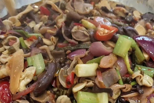 紅乳牛肝菌泡椒炒雞雜的做法，有哪些營養(yǎng)價(jià)值