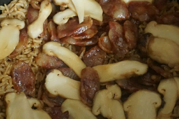 電飯鍋松茸香腸飯?jiān)趺醋龊贸? /></div>
<h2>
一、電飯鍋松茸香腸飯?jiān)趺醋龊贸?/h2>
<div>
食材準(zhǔn)備:新鮮松茸、香腸、老抽、油、鹽、米、蔥</div>
<h3>
做法步驟:</h3>
<div>
1、將香腸切成片;新鮮松茸用刀去掉根部的泥土,輕輕的刮去部分皮即可,不用刮的過(guò)于干凈,用干凈的濕布擦拭干凈,切片;</div>
<div>
</div>
<div>
2、米洗干凈,加入老抽、油、鹽攪拌均勻,加入適量的水,水位線稍微沒(méi)過(guò)米多小半截手指即可,放入松茸片、香腸片攪拌均勻,放入電飯煲中,選擇長(zhǎng)時(shí)間煮飯的那個(gè)鍵,這樣煮出來(lái)的米飯口感勁道,煮好后攪拌均勻,撒上蔥花燜1分鐘即可。<br />
<br />
<img alt= 電飯鍋松茸香腸飯?jiān)趺醋龊贸? src=