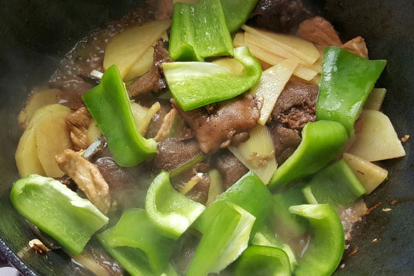 紅乳牛肝菌青椒燜土豆的做法，有哪些營養(yǎng)價值