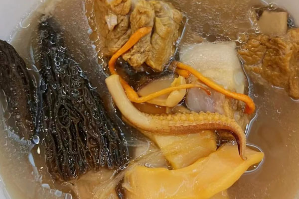羊肚菌魷魚排骨湯的做法，有哪些禁忌人群