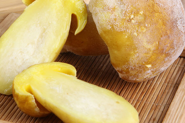 牛肝菌鮮蝦帶子燴飯?jiān)趺醋龊贸? /></div>
<h2>
一、牛肝菌鮮蝦帶子燴飯?jiān)趺醋龊贸?/h2>
<div>
食材準(zhǔn)備:冰凍牛肝菌、鮮活大蝦、帶子、蒜、意大利米、白酒、小茴香籽、橄欖油、洋蔥、芝士碎、雞湯、熱水、牛油、香菜</div>
<h3>
做法步驟:</h3>
<div>
1、冰凍牛肝菌提前放入冰箱保鮮層完全解凍,洗干凈,切片;蒜切片;洋蔥切成幼粒;提前準(zhǔn)備煮好的雞湯;中高火燒熱長(zhǎng)柄淺鍋,放入適量橄欖油,把蝦及帶子煎至金黃色,上碟放在一旁備用;</div>
<div>
</div>
<div>
2、中火燒熱的淺鍋,放入牛油,炒香蒜及洋蔥,加入意大利米混和,淋上白酒,加入牛肝菌拌勻,慢慢把雞湯勺進(jìn)飯中,確保雞湯剛覆蓋飯面,然后將火調(diào)至低火,當(dāng)雞湯被飯吸收后,再加入雞湯;</div>
<div>
</div>
<div>
3、當(dāng)飯接近理想的質(zhì)感時(shí),加入小茴香籽(壓碎)及把蝦、帶子放回鍋,攪拌約3分鐘直至一半雞湯被吸收,當(dāng)意大利飯煮至軟焾,加入芝士持續(xù)攪動(dòng),直至雞湯完全被吸收,將意大利飯倒在碟上,擺好盤,灑上香菜即可。<br />
<br />
<img alt= 牛肝菌鮮蝦帶子燴飯?jiān)趺醋龊贸? src=