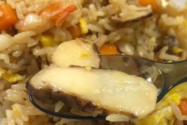 松茸蝦仁蛋炒飯?jiān)趺醋龊贸? /></div>
<h2>
一、松茸蝦仁蛋炒飯?jiān)趺醋龊贸?/h2>
<div>
食材準(zhǔn)備:新鮮松茸、蝦仁、雞蛋、胡蘿卜、白米飯、油、鹽、生抽、料酒、白胡椒</div>
<h3>
做法步驟:</h3>
<div>
1、新鮮松茸用刀去掉泥腳,然后在流水下快速?zèng)_洗干凈,切片;冷凍蝦仁提前解凍好,洗干凈,瀝干水分,加入適量料酒、生抽、白胡椒腌制15分鐘;雞蛋加入適量鹽、涼白開(kāi)攪拌均勻,鍋內(nèi)燒熱,下入雞蛋炒到凝固,裝出;</div>
<div>
</div>
<div>
2、胡蘿卜去皮,切塊,滾水下鍋焯水,撈出控干水分;鍋內(nèi)下入蝦仁煎至雙面焦黃撈出備用;鍋內(nèi)放入適量油,下入松茸、胡蘿卜炒干水分,下入白米飯炒散,放入適量鹽、生抽調(diào)味,下入蝦仁、雞蛋翻炒均勻即可出鍋。<br />
<br />
<img alt= 松茸蝦仁蛋炒飯?jiān)趺醋龊贸? src=