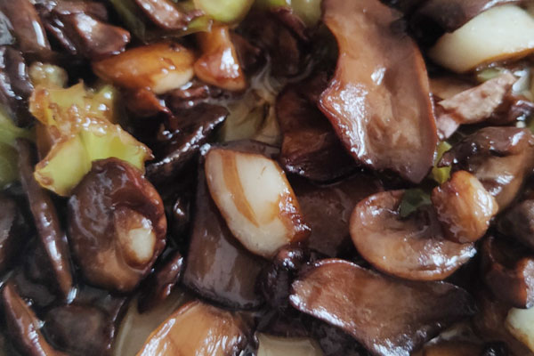牛肝菌直接炒還是先煮熟，牛肝菌焯水的好處