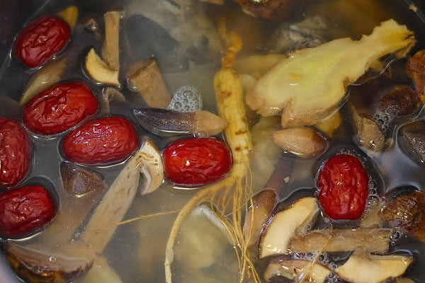 牛肝菌同什么煲湯最好，牛肝菌燉湯需要焯水嗎